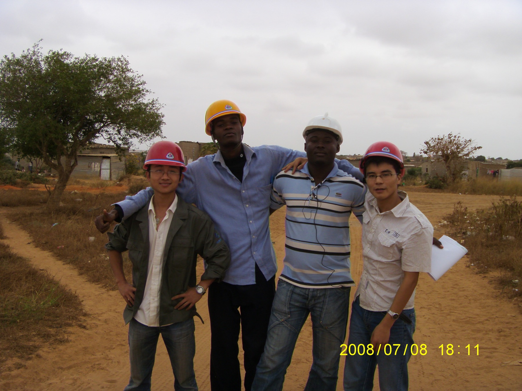 2008年，肆毛与同事们在非洲工程施工现场合影