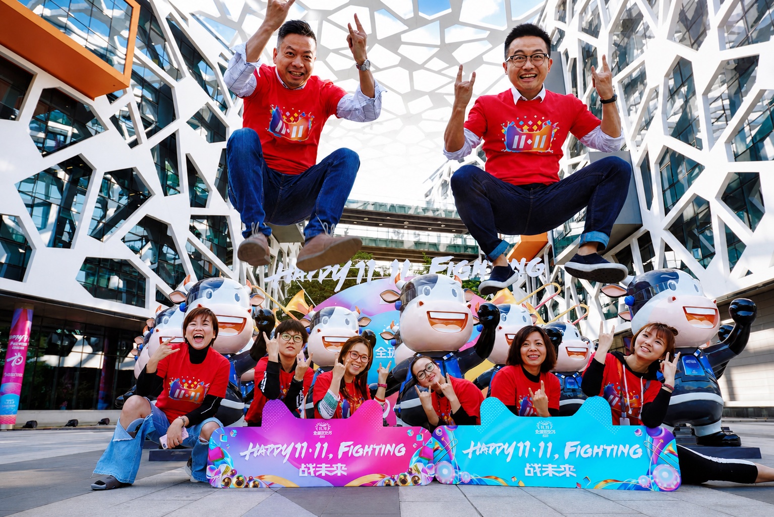 双11当天，肆毛与同事们在某 B2B 外贸平台园区合影
